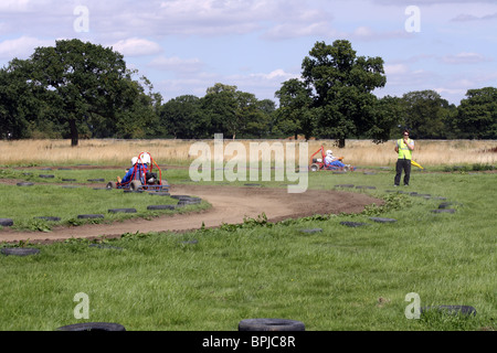 Go-karters racing in pista, VIP karting, Nord dell Inghilterra club avventura Foto Stock