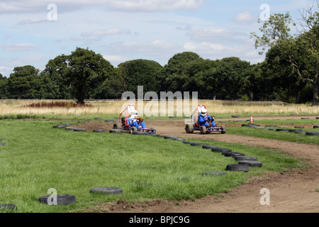 Go-karters racing in pista, VIP karting, Nord dell Inghilterra club avventura Foto Stock