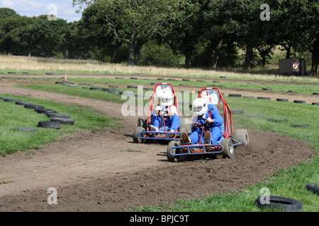 Go-karter racing in pista, VIP karting, Nord dell Inghilterra club avventura Foto Stock