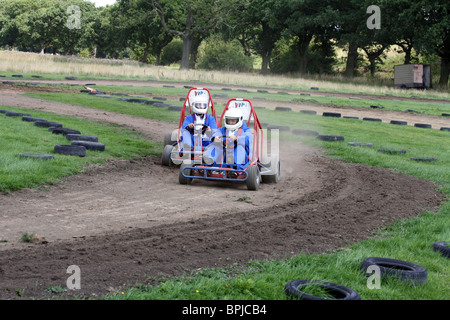 Go-karters racing in pista, VIP karting, Nord dell Inghilterra club avventura Foto Stock