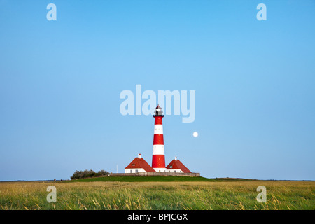 Faro di Westerheversand con la luna piena, Westerhever, Schleswig-Holstein, Germania Foto Stock