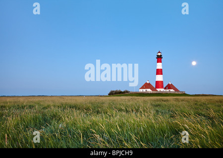 Faro di Westerheversand con la luna piena, Westerhever, Schleswig-Holstein, Germania Foto Stock