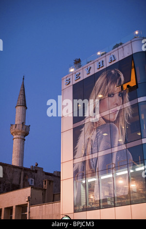 Edificio con tetto a terrazza, pubblicità e Selman Aga Camii moschea in background, Uskudar, Istanbul, Turchia Foto Stock