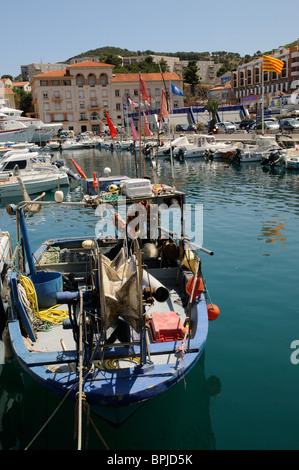 Port Vendres una cittadina di pescatori e località di villeggiatura balneare sulla Cote Vermeille Sud della Francia Foto Stock