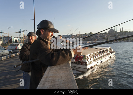 La pesca dal Ponte Galata, Istanbul, Turchia Foto Stock