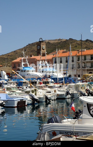 Port Vendres una cittadina di pescatori e località di villeggiatura balneare sulla Cote Vermeille Sud della Francia Foto Stock