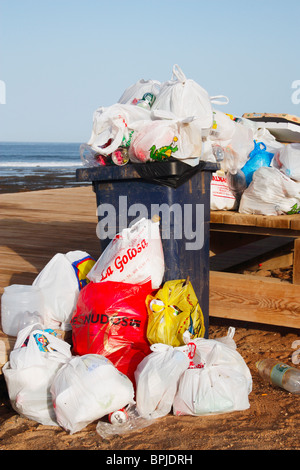 Traboccante bidone con ruote sulla spiaggia in Spagna Foto Stock