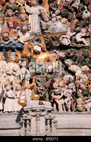 Il timpano scolpito sopra la porta occidentale di Berna chiesa cattedrale. Foto Stock