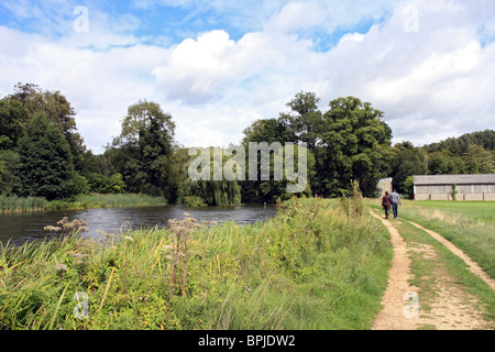 Camminando sulla strada alzaia Abbazia di Waverley vicino a Farnham sul fiume Wey, Surrey England Regno Unito. Foto Stock