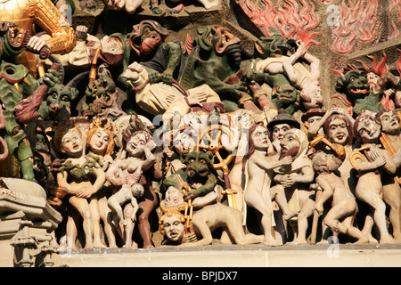 Dettaglio del timpano scolpito sopra la porta occidentale di Berna chiesa cattedrale. Foto Stock