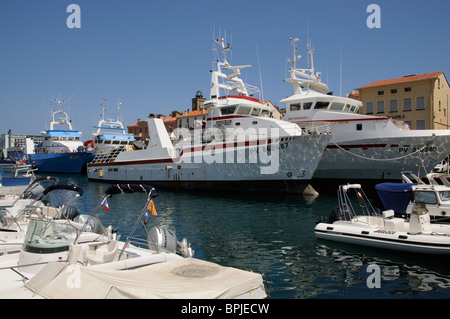 Commerciale barche da pesca ormeggiate nel porto Vendres una cittadina di pescatori e località di villeggiatura balneare sulla Cote Vermeille Sud della Francia Foto Stock