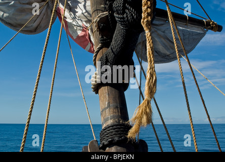 Barca a vela lungo la costa di Madeira Foto Stock