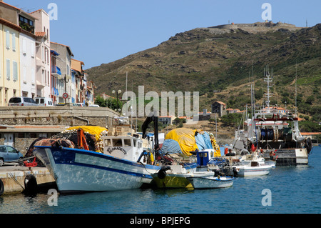 Port Vendres una cittadina di pescatori e località di villeggiatura balneare sulla Cote Vermeille Sud della Francia Foto Stock