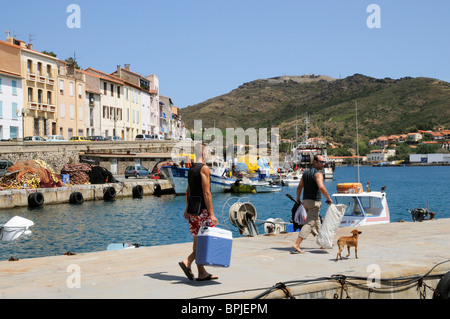 Port Vendres una cittadina di pescatori e località di villeggiatura balneare sulla Cote Vermeille Sud della Francia Foto Stock