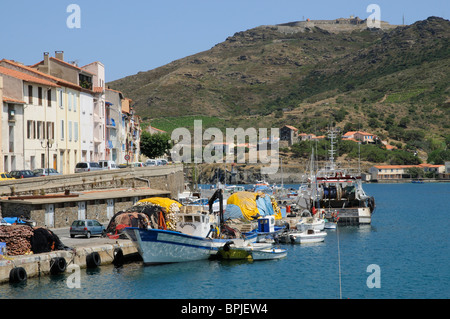 Port Vendres una cittadina di pescatori e località di villeggiatura balneare sulla Cote Vermeille Sud della Francia Foto Stock