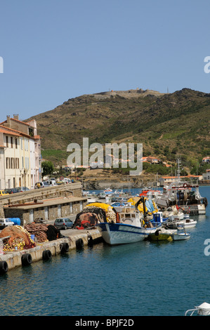 Port Vendres una cittadina di pescatori e località di villeggiatura balneare sulla Cote Vermeille Sud della Francia Foto Stock