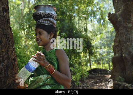 Mali Donna con otre sulla sua testa, regione tribali nel distretto di Koraput nel sud dell Orissa, India, Asia Foto Stock