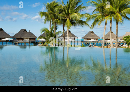 Area della piscina del Bora Bora Nui Resort. Foto Stock