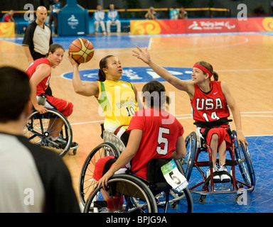 Brasile del Monica Santos (10) spara su Usa il Maria Milford nelle donne il basket in carrozzella a alle paraolimpiadi di Pechino, Cina Foto Stock