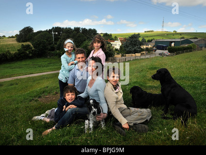 Una turbina eolica nel giardino di una casa di famiglia nel Buckinghamshire REGNO UNITO Foto Stock