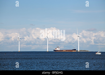 Parco eolico offshore Middelgrunden fuori dal porto di Copenhagen. Il mare fortezza Fakfortet. Middelgrunden turbine eoliche cooperative e HOFOR. Foto Stock