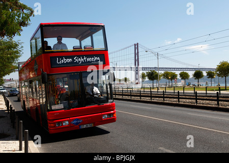 Un " Lisbona " Sightseeing bus è condotto lungo la Avenue Brasilia a Lisbona. Foto Stock