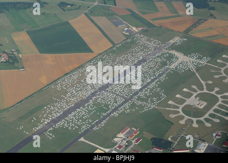 Vista aerea di aeroporto di Chaumont occupata da 25 000 gli zingari (20/8/010), Haute Marne, regione Champagne-Ardenne, Francia Foto Stock