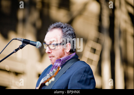 Sacramento, CA - luglio 17,2008: cantante Elvis Costello esegue sul palco al sonno anfiteatro del treno in marysville, ca Foto Stock