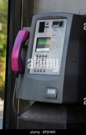 Close-up di trascurato e fuori ordine telefono pubblico Foto Stock