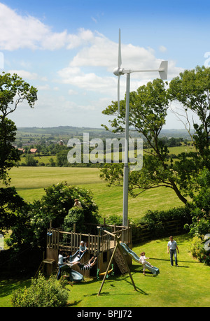 Una turbina eolica nel giardino di una casa di famiglia nel Buckinghamshire REGNO UNITO Foto Stock