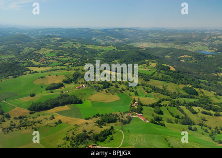Vista aerea del paesaggio della regione di Ariege, a nord di La Bastide de Serou village, Lasfittes, Ariège, Midi-Pirenei, Francia Foto Stock