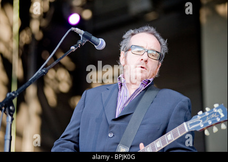 Sacramento, CA - luglio 17,2008: cantante Elvis Costello esegue sul palco al sonno anfiteatro del treno in marysville, ca Foto Stock