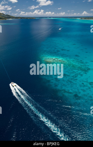 Il parasailing oltre la splendida laguna di Bora Bora. Foto Stock