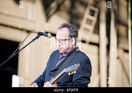 Sacramento, CA - luglio 17,2008: cantante Elvis Costello esegue sul palco al sonno anfiteatro del treno in marysville, ca Foto Stock