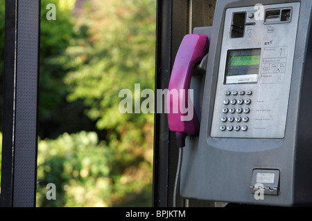 Close-up di trascurato e fuori ordine telefono pubblico Foto Stock