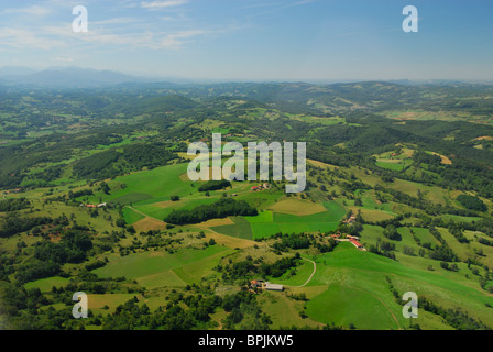 Vista aerea del paesaggio della regione di Ariege, a nord di La Bastide de Serou village, Lasfittes, Ariège, Midi-Pirenei, Francia Foto Stock