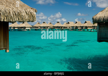 Scenic e motivi del bellissimo villaggio di Bora Bora Foto Stock