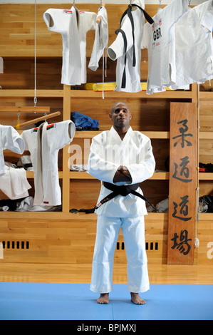 Il cieco judo giocatore Darren Harris che rappresenteranno il GB alle paraolimpiadi di Pechino, nella foto con il Team di formazione del bagno facil Foto Stock