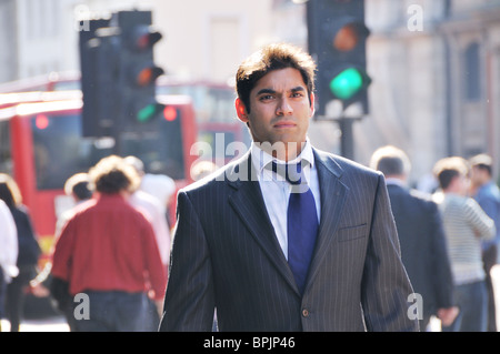 Giovane imprenditore a camminare su una strada (London City), Londra, Inghilterra Foto Stock