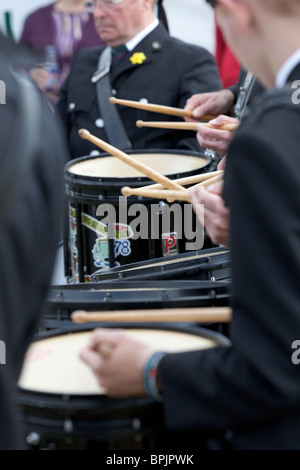 Il batterista boys drumming. Seaforth Montanari Pipes & Drums Foto Stock