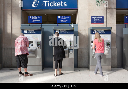 Le biglietterie automatizzate - Waterloo Station - Londra Foto Stock