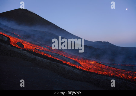 2 novembre 2006 - Etna flusso di lava di sera alba, Sicilia, Italia. Foto Stock