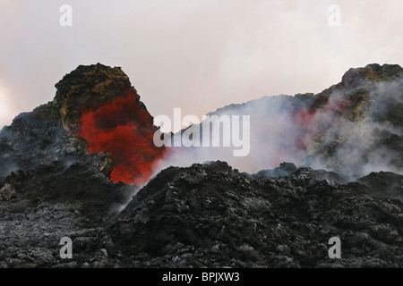 8 aprile 2005 - lucernario con la riflessione di lava, Puu Oo cratere, Big Island delle Hawaii. Foto Stock