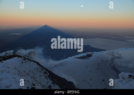 3 dicembre 2009 - Villarrica, summit vista con ombra di sunrise, regione Araucania, Cile. Foto Stock
