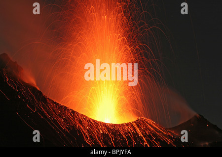 Ottobre 16, 2005 - Stromboli eruzione, isole Eolie a nord della Sicilia, Italia. Foto Stock