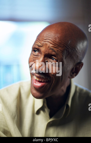 Afro-americano di uomo, ritratto. Sorridente. Foto Stock
