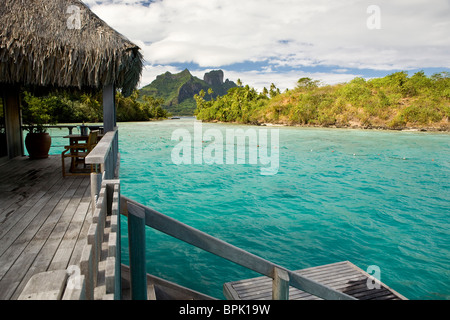 Royale luna di miele in acqua suite a Bora Bora Nui Resort. Foto Stock