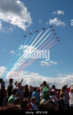 Le frecce rosse della RAF emozionano la folla con la loro esibizione al Cromer Carnival, Norfolk, 2010 Foto Stock
