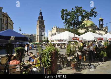 Rynek Glowny, luogo di mercato con street caffè sotto il cielo blu, Cracovia, in Polonia, in Europa Foto Stock