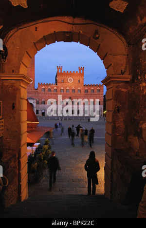 Visualizzare attraverso la porta a Piazza del Campo e il Palazzo Pubblico di sera, Siena, Toscana, Italia, Europa Foto Stock